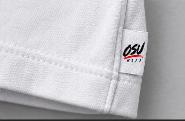 Lite OSU WEAR-merke ved sidesømmen