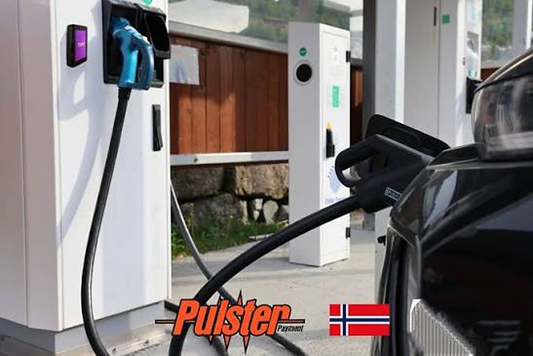 Ladestasjoner og en tilkoblet bil, med Pulster-logo i fotografiet.