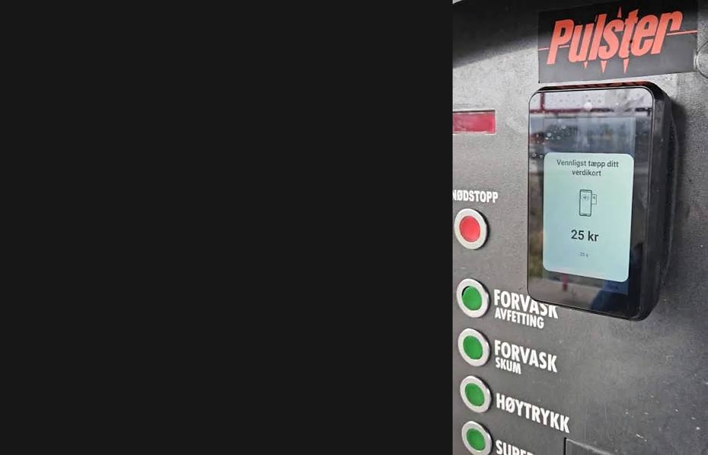 Pulster-terminal montert på betjeningspanelet i et selvbetjent vaskeanlegg.